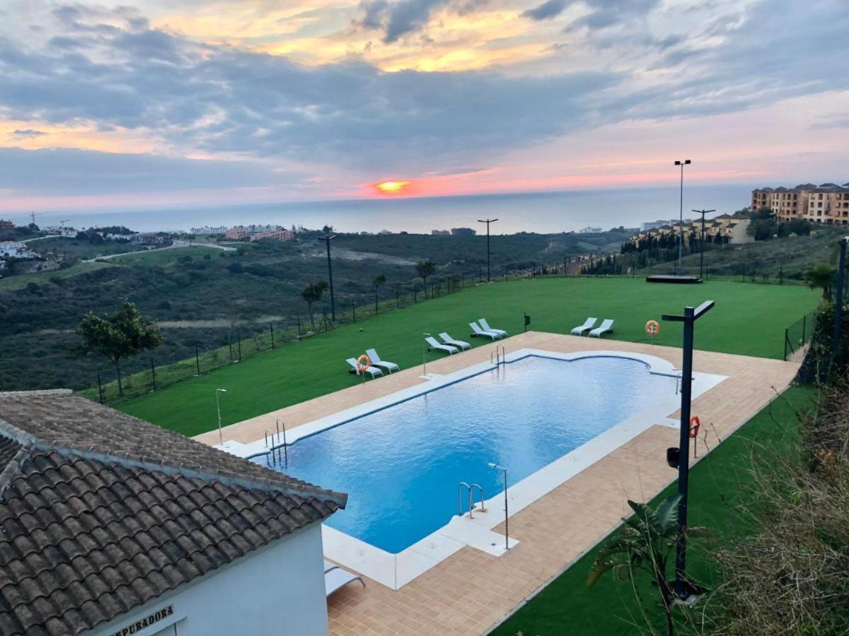 Small Oasis Nelson Mandela Apartment With Sea View, Two Bedrooms, Parking, Terrace And Pool Manilva Exteriör bild