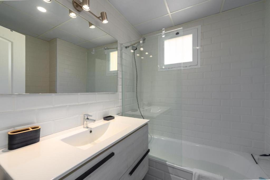 Small Oasis Nelson Mandela Apartment With Sea View, Two Bedrooms, Parking, Terrace And Pool Manilva Exteriör bild